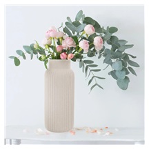 Váza porcelán pr. 10,5 cm, v. 24,5 cm smetanová